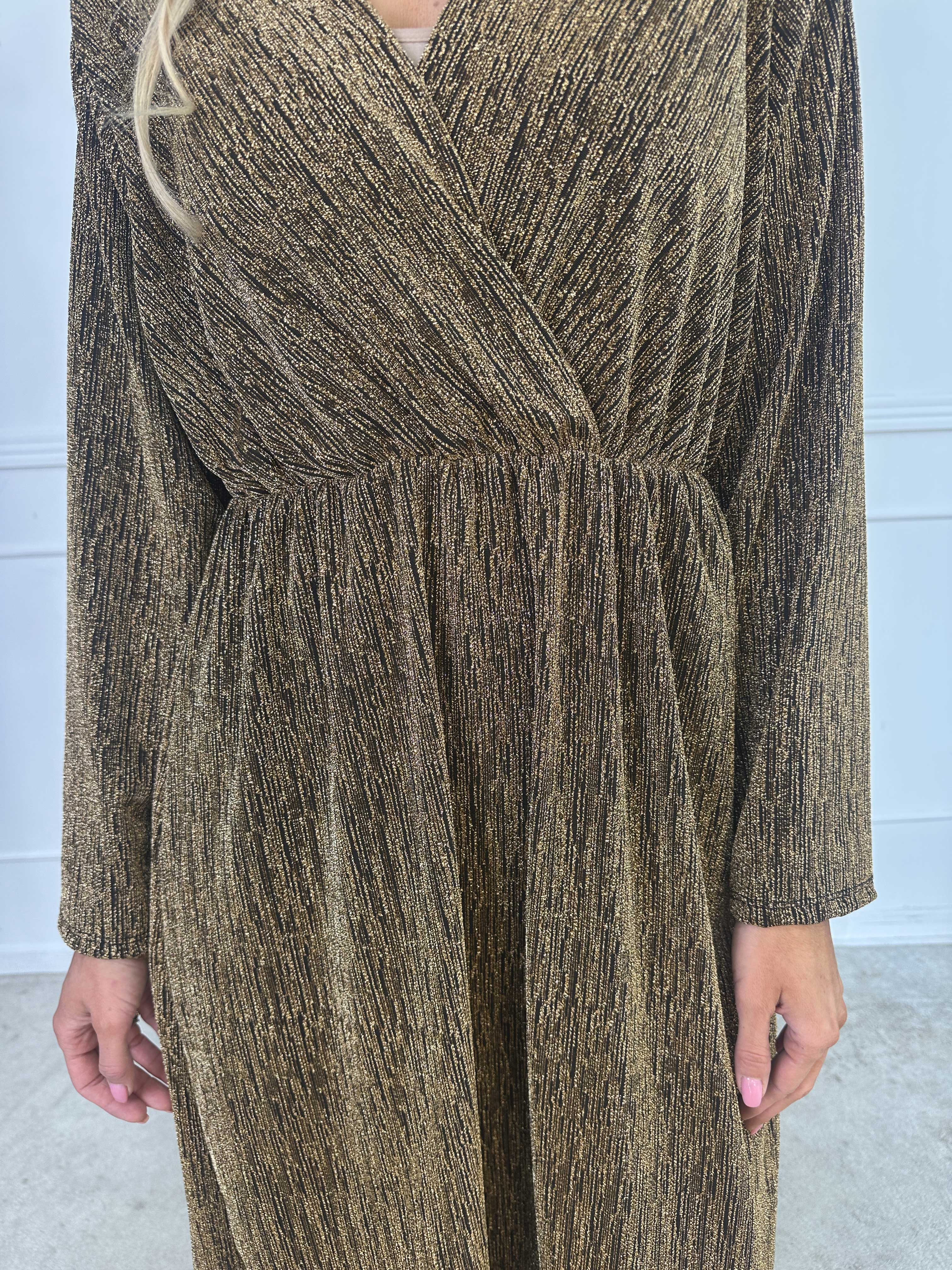 Lina - Söt festklänning med glittertrådar och elegant korsdetalj på bröstet